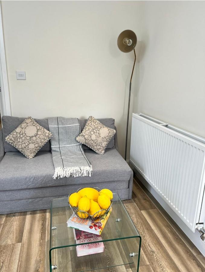 Cosy Double Room With Private Bathroom Homestay Caldecote エクステリア 写真